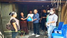 Anggota Tim Pemberdayaan DPP Paroki Onekore Menyerahkan bantuan sembako kepada keluarga di KUB Niorewa 4,Sabtu (8/8/2026).