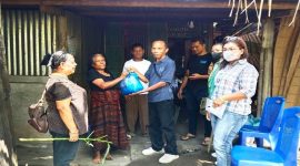 Anggota Tim Pemberdayaan DPP Paroki Onekore Menyerahkan bantuan sembako kepada keluarga di KUB Niorewa 4,Sabtu (8/8/2026).