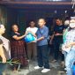 Anggota Tim Pemberdayaan DPP Paroki Onekore Menyerahkan bantuan sembako kepada keluarga di KUB Niorewa 4,Sabtu (8/8/2026).