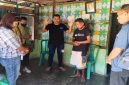 Pater Yos Meda, SVD  pimpin doa bersama dan memberkati keluarga ODDP di Lingkungan 9, Paroki Onekore usai memberikan bantuan sembako, Sabtu (8/8/2026).