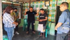 Pater Yos Meda, SVD pimpin doa bersama dan memberkati keluarga ODDP di Lingkungan 9, Paroki Onekore usai memberikan bantuan sembako, Sabtu (8/8/2026).