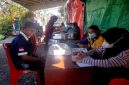 Lurah Onekore, Kwirinus Viktor Bae berkoordinasi dengan petugas medis dari Puskesmas Onekore, Selasa (18/8/2026).