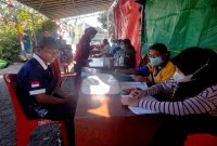 Lurah Onekore, Kwirinus Viktor Bae berkoordinasi dengan petugas medis dari Puskesmas Onekore, Selasa (18/8/2026).