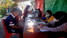Lurah Onekore, Kwirinus Viktor Bae berkoordinasi dengan petugas medis dari Puskesmas Onekore, Selasa (18/8/2026).