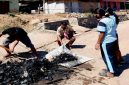 Pembina Pramuka SMAN 8 Poco Ranaka, Hedrik Jemi aktif mengangkut sampah bersama guru dan siswa, Jumat (14/8/2026).