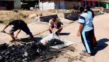 Pembina Pramuka SMAN 8 Poco Ranaka, Hedrik Jemi aktif mengangkut sampah bersama guru dan siswa, Jumat (14/8/2026).
