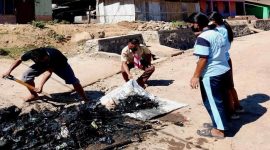 Pembina Pramuka SMAN 8 Poco Ranaka, Hedrik Jemi aktif mengangkut sampah bersama guru dan siswa, Jumat (14/8/2026).