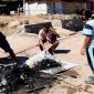 Pembina Pramuka SMAN 8 Poco Ranaka, Hedrik Jemi aktif mengangkut sampah bersama guru dan siswa, Jumat (14/8/2026).