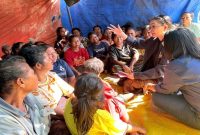 Julie Laiskodat di Tenda Pengungsian,Desa Saga, Kabupaten Ende.