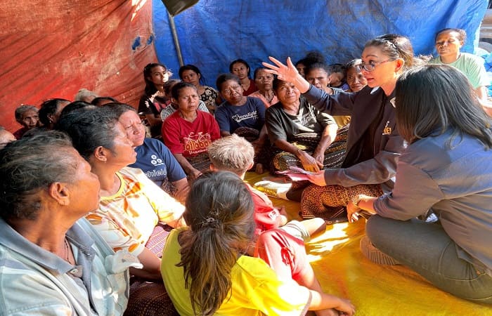 Julie Laiskodat di Tenda Pengungsian,Desa Saga, Kabupaten Ende.