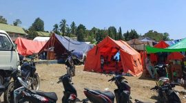 Warga Kecamatan Reok, Kabupaten Manggarai Bertahan diTenda Pengungsian.