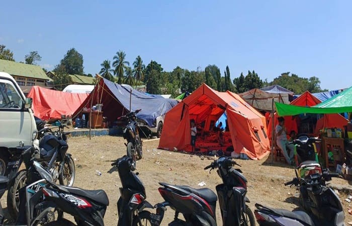 Warga Kecamatan Reok, Kabupaten Manggarai Bertahan diTenda Pengungsian.