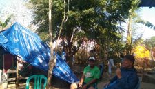 Ketua RT 015/RW 004 Kelurahan Mata Air Kecamatan Reok Marselinus Mbawu (baju hijau) dan Jurnalis Senior Walburgus Abulat berpose dengan latar tenda mandiri.