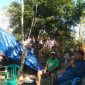 Ketua RT 015/RW 004 Kelurahan Mata Air Kecamatan Reok Marselinus Mbawu (baju hijau) dan Jurnalis Senior Walburgus Abulat berpose dengan latar tenda mandiri.