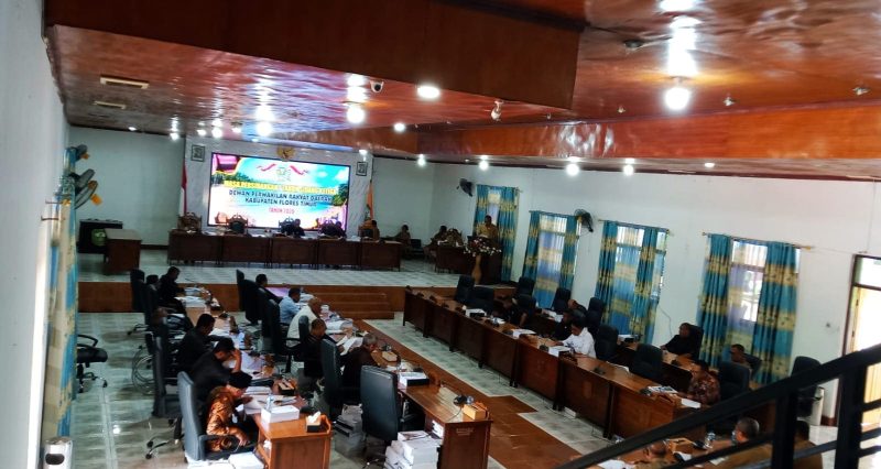 Suasana Rapat Paripurna Kedua dengan Agenda Pidato Pengantar Nota Keuangan atas Rancangan Perubahan APBD Kabupaten Flores Timur Tahun Anggaran 2026 di DPRD Flores Timur, Senin (21/9/2026).