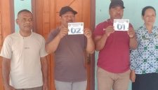 Calon Kades Bobawa dengan Nomor urut 1, Bertolomeus Age, Nomor urut 2, Petrus Riwu, bersama Penjabat Kepala Desa Bobawa, Ibu Anselina Dhei dan Panitia Pilkades Kecamatan Golewa Selatan, Fransiskus X.Jawa. 