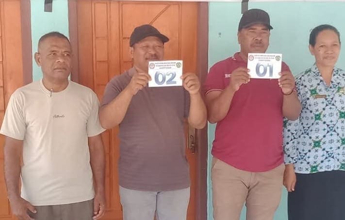 Calon Kades Bobawa dengan Nomor urut 1, Bertolomeus Age, Nomor urut 2, Petrus Riwu, bersama Penjabat Kepala Desa Bobawa, Ibu Anselina Dhei dan Panitia Pilkades Kecamatan Golewa Selatan, Fransiskus X.Jawa. 