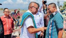 Wabup Ngada, Bernadinus Dhey Ngebu (kanan) terimapejabat Kemenko Pangan di Bajawa, Kamis (24/9/2026).