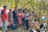 Kabag Tatapem Setdda Manggarai Distribusikan bantuan bagi korban Gempa Flores.