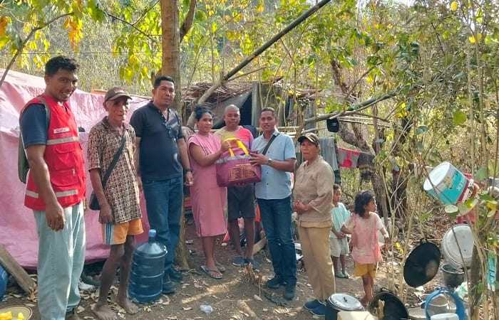 Kabag Tatapem Setdda Manggarai Distribusikan bantuan bagi korban Gempa Flores.