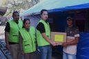 Country Manager inDrive Indonesia, Rio Aristo memberikan bantuan kemanusiaan yang diterima salah seorang ibu yang terdampak gempa Flores, Nusa Tenggara Timur, Rabu (23/9/2026)

