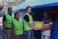 Country Manager inDrive Indonesia, Rio Aristo memberikan bantuan kemanusiaan yang diterima salah seorang ibu yang terdampak gempa Flores, Nusa Tenggara Timur, Rabu (23/9/2026)

