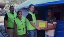 Country Manager inDrive Indonesia, Rio Aristo memberikan bantuan kemanusiaan yang diterima salah seorang ibu yang terdampak gempa Flores, Nusa Tenggara Timur, Rabu (23/9/2026)

