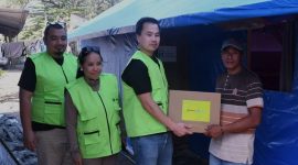 Country Manager inDrive Indonesia, Rio Aristo memberikan bantuan kemanusiaan yang diterima salah seorang ibu yang terdampak gempa Flores, Nusa Tenggara Timur, Rabu (23/9/2026)

