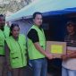Country Manager inDrive Indonesia, Rio Aristo memberikan bantuan kemanusiaan yang diterima salah seorang ibu yang terdampak gempa Flores, Nusa Tenggara Timur, Rabu (23/9/2026)
