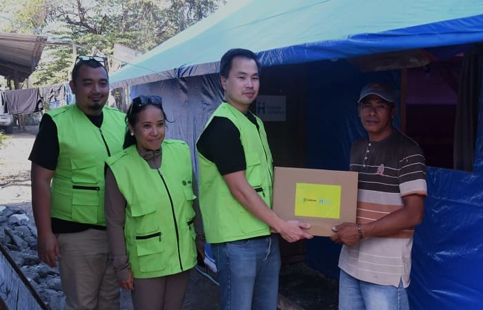 Country Manager inDrive Indonesia, Rio Aristo memberikan bantuan kemanusiaan yang diterima salah seorang ibu yang terdampak gempa Flores, Nusa Tenggara Timur, Rabu (23/9/2026)

