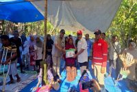 Pengurus PMi Pusat dan PMI Kabupaten Ende serahkan bantuan non food untuk pengungsi di Kelurahan Rewarangga Selatan,Kabupaten Ende.