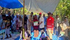 Pengurus PMi Pusat dan PMI Kabupaten Ende serahkan bantuan non food untuk pengungsi di Kelurahan Rewarangga Selatan,Kabupaten Ende.