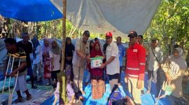 Pengurus PMi Pusat dan PMI Kabupaten Ende serahkan bantuan non food untuk pengungsi di Kelurahan Rewarangga Selatan,Kabupaten Ende.