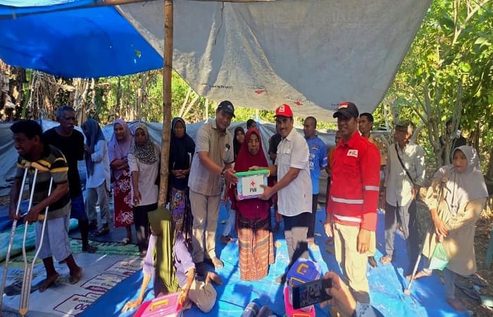 Pengurus PMi Pusat dan PMI Kabupaten Ende serahkan bantuan non food untuk pengungsi di Kelurahan Rewarangga Selatan,Kabupaten Ende.