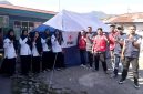 Relawan PMI Ende mendirikan tenda belajar bagi siswa RA. Al Hikmah, Kelurahan Kelimutu, Kecamatan Ende Tengah.