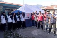 Relawan PMI Ende mendirikan tenda belajar bagi siswa RA. Al Hikmah, Kelurahan Kelimutu, Kecamatan Ende Tengah.