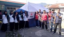 Relawan PMI Ende mendirikan tenda belajar bagi siswa RA. Al Hikmah, Kelurahan Kelimutu, Kecamatan Ende Tengah.