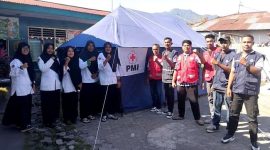 Relawan PMI Ende mendirikan tenda belajar bagi siswa RA. Al Hikmah, Kelurahan Kelimutu, Kecamatan Ende Tengah.