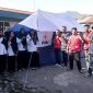 Relawan PMI Ende mendirikan tenda belajar bagi siswa RA. Al Hikmah, Kelurahan Kelimutu, Kecamatan Ende Tengah.