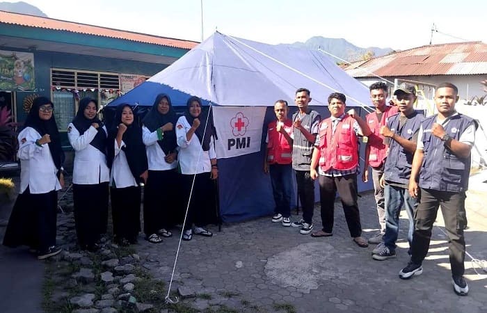 Relawan PMI Ende mendirikan tenda belajar bagi siswa RA. Al Hikmah, Kelurahan Kelimutu, Kecamatan Ende Tengah.
