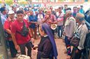 Ratusan warga Penyintas Erupsi Lewotobi Laki-laki dan Aliansi Bersama Pemangku Kepentingan untuk Korban Erupsi Lewotobi saat mendatangi DPRD Kabupaten Flores Timur, di Larantuka, Senin (12/10/2026).