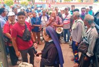 Ratusan warga Penyintas Erupsi Lewotobi Laki-laki dan Aliansi Bersama Pemangku Kepentingan untuk Korban Erupsi Lewotobi saat mendatangi DPRD Kabupaten Flores Timur, di Larantuka, Senin (12/10/2026).