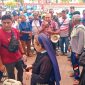 Ratusan warga Penyintas Erupsi Lewotobi Laki-laki dan Aliansi Bersama Pemangku Kepentingan untuk Korban Erupsi Lewotobi saat mendatangi DPRD Kabupaten Flores Timur, di Larantuka, Senin (12/10/2026).