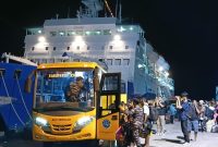 PT Pelni mengevakuasi penumpang dari KM Lawit, Jumat (30/10/2026) malam di Pelabuhan Ippi Ende menggunakan empat unit bus menuju pelabuhan Ende.