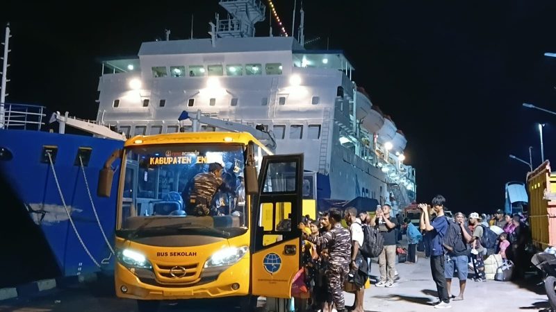 PT Pelni mengevakuasi penumpang dari KM Lawit, Jumat (30/10/2026) malam di Pelabuhan Ippi Ende menggunakan empat unit bus menuju pelabuhan Ende.