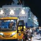 PT Pelni mengevakuasi penumpang dari KM Lawit, Jumat (30/10/2026) malam di Pelabuhan Ippi Ende menggunakan empat unit bus menuju pelabuhan Ende.