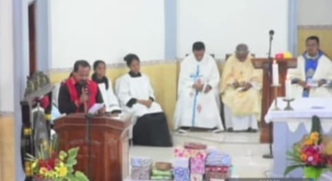 Perayaan syukur tahbisan imamat RP. Fransiskus Carli Kau, SVD di Paroki St Fransiskus dan St Clara Aimere pada Jumat (16/10/2026).