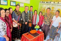Johni Doy pose bersama guru SMA Regina Pacis Bajawa.
