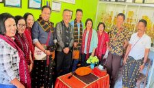 Johni Doy pose bersama guru SMA Regina Pacis Bajawa.