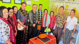 Johni Doy pose bersama guru SMA Regina Pacis Bajawa.